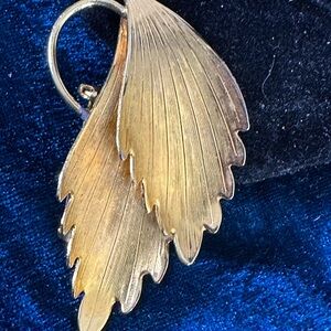 Elegant Gold-Toned Leaf Brooch